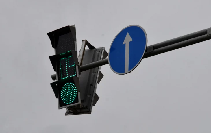 ЦОДД начал тестировать светофор, предупреждающий о появлении машины из-за поворота ЦОДД начал тестировать светофор, предупреждающий о появлении машины из-за поворота
