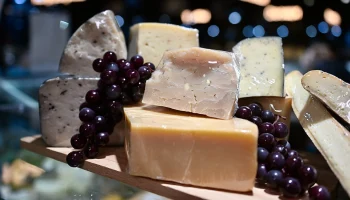 Пекорино, бофор и аппенцеллер: какие 10 сыров стоит купить на московской ярмарке