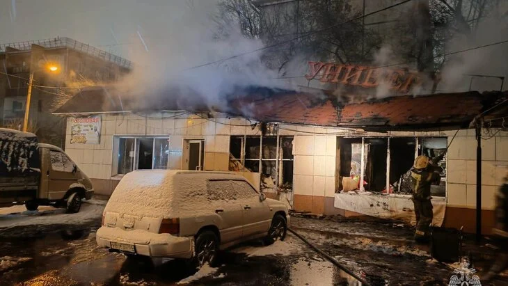 Крупный пожар произошел в магазине в Красноярске Крупный пожар произошел в магазине в Красноярске