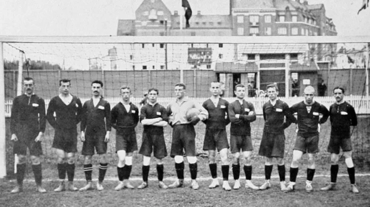 У судей даже не было свистка: что изменилось в футболе за более чем сто лет