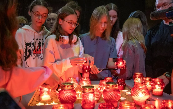 Сотни свечей зажгли в Музее Победы в память о погибших в теракте