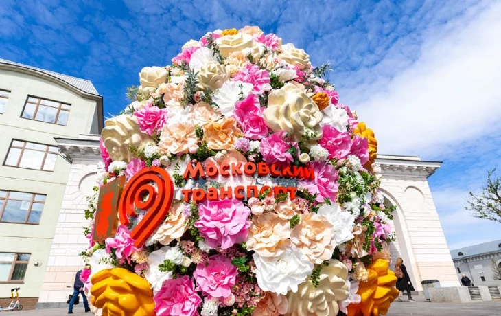 Пасхальные инсталляции разместили на Северном речном вокзале и у метро