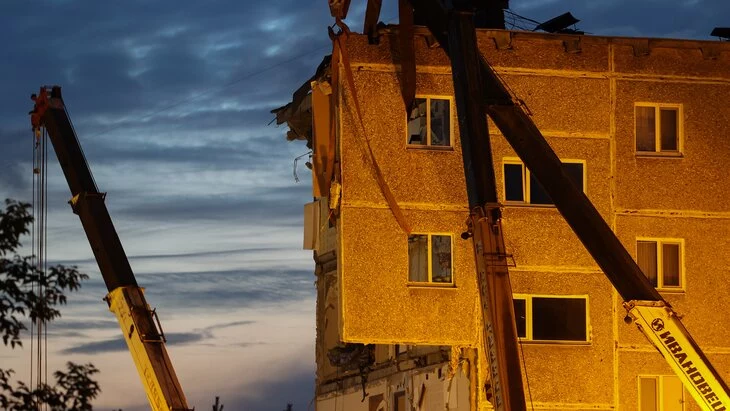 Медики оказывают помощь 10 пострадавшим при частичном обрушении дома в Нижнем Тагиле Медики оказывают помощь 10 пострадавшим при частичном обрушении дома в Нижнем Тагиле