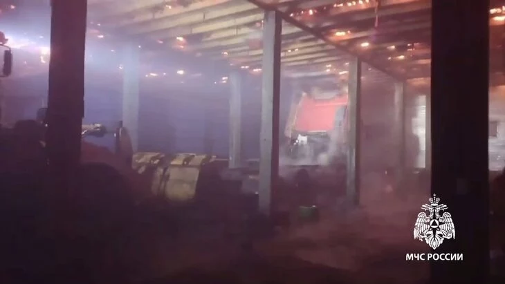 Гараж для грузового транспорта загорелся в Прибайкалье на 576 "квадратах"