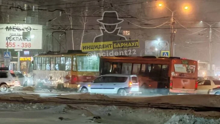 Семь человек пострадали при столкновении трамвая и автобуса в Барнауле Семь человек пострадали при столкновении трамвая и автобуса в Барнауле