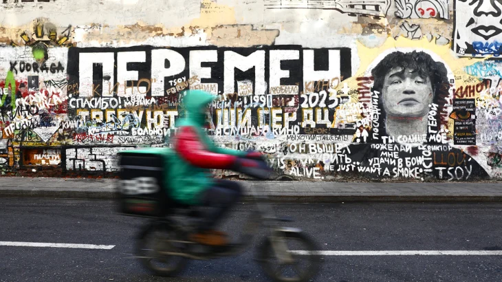 В вечность превратился миг: поклонники Цоя собрались у стены артиста на Арбате В вечность превратился миг: поклонники Цоя собрались у стены артиста на Арбате