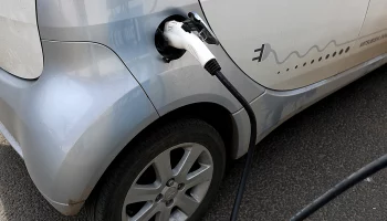 Бесплатный проезд по платным трассам для электромобилей продлен до конца года