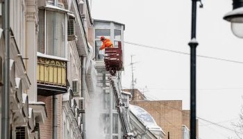 Городские службы продолжают очистку крыш от последствий снегопада