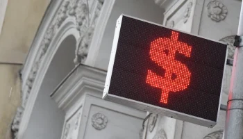 Аналитик Соболев допустил падение курса доллара летом ниже 72 рублей