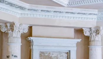 Специалисты восстанавливают лепнину в Покровском-Стрешневе