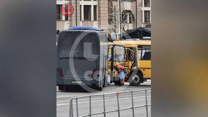 Школьный и экскурсионный автобусы столкнулись в Сочи Школьный и экскурсионный автобусы столкнулись в Сочи