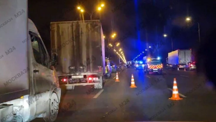 Движение перекрыто на внешней стороне 107 км МКАД после ДТП Движение перекрыто на внешней стороне 107 км МКАД после ДТП