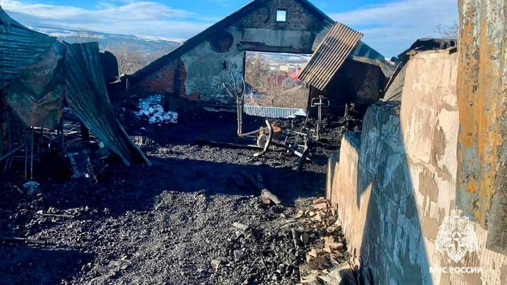 Пожар уничтожил частный дом в Кисловодске Пожар уничтожил частный дом в Кисловодске