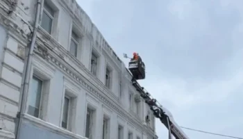 В Москве проводят очистку крыш жилых домов после снегопада