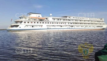 Круизный лайнер "Александра" сел на мель по пути из Петербурга в Москву