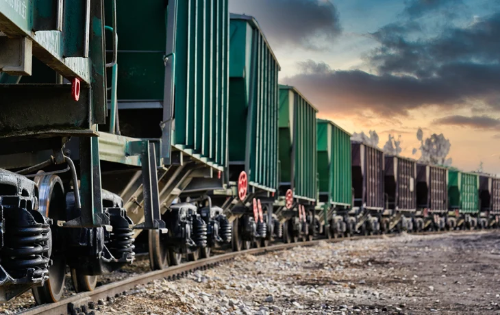 Локомотив грузового поезда сошел с рельс в Подмосковье Локомотив грузового поезда сошел с рельс в Подмосковье