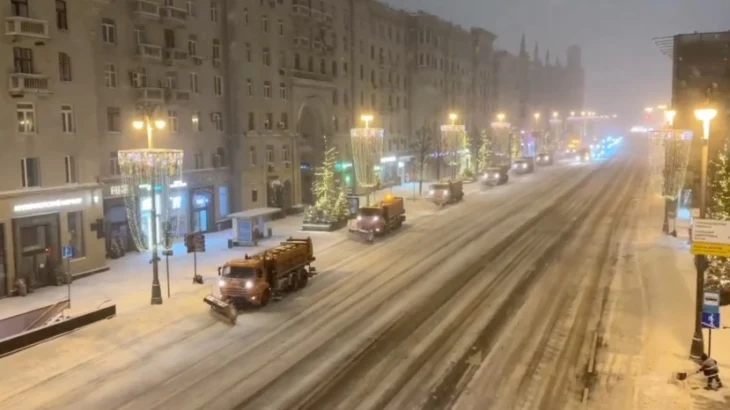 Городские службы ликвидируют последствия мощного снегопада в Москве Городские службы ликвидируют последствия мощного снегопада в Москве