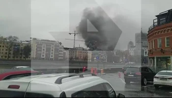 Стройматериалы вспыхнули рядом с храмом Христа Спасителя в Москве