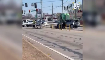 Частный самолет протаранил несколько машин при аварийной посадке в США