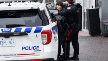 Неизвестный забаррикадировался в здании парламента Канады