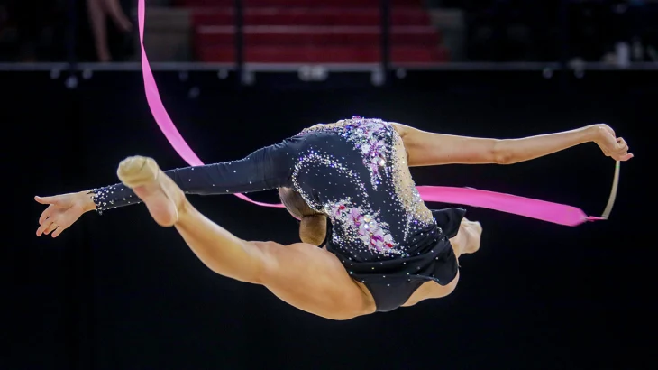 Украинская гимнастка закрыла уши и глаза во время гимна РФ на чемпионате Европы Украинская гимнастка закрыла уши и глаза во время гимна РФ на чемпионате Европы