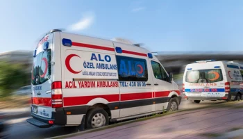 Пассажирский поезд с туристами столкнулся с бетономешалкой на западе Турции