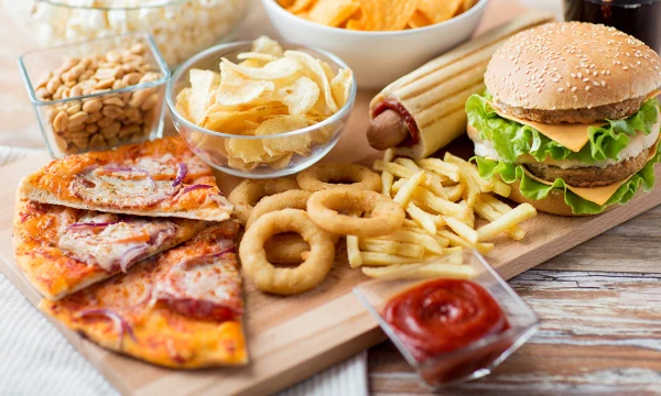 В России поддержали запрет рекламы фастфуда во время Великого поста В России поддержали запрет рекламы фастфуда во время Великого поста