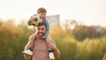 В Москве более 22,3 тысячи пап получают пособие по уходу за ребенком до 1,5 года