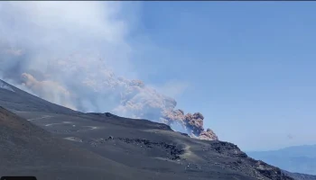 Вулкан Этна выбросил облако дыма и пепла