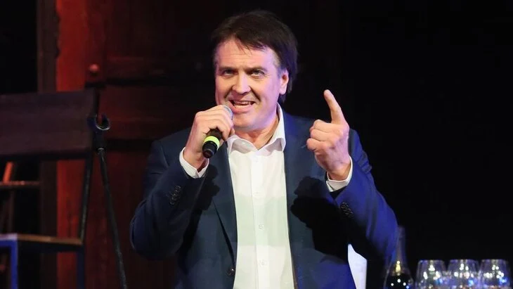 Попавший в ДТП актер Матросов заявил, что выйдет на сцену в субботу Попавший в ДТП актер Матросов заявил, что выйдет на сцену в субботу