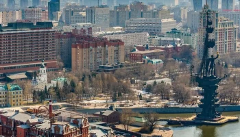 В Москве обновили деревянный настил возле памятника Петру I