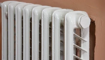 Житель Уфы получил ожоги, застряв ногой в горячей батарее