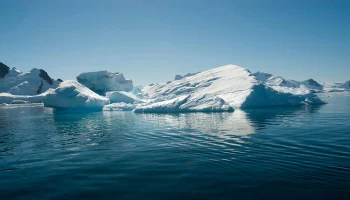 Сотрудники МЧС спасли 66 рыбаков с дрейфующей в Охотском море льдины