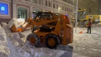 Городские службы в круглосуточном режиме ликвидируют последствия мощного снегопада