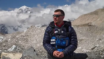 &laquo;Боритесь до конца!&raquo;: россиянин Набиев покорил Эверест на одних руках