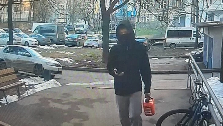 Подросток после телефонного разговора поджег дверь квартиры на западе Москвы Подросток после телефонного разговора поджег дверь квартиры на западе Москвы