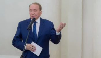 Сын Маслякова опроверг слухи об уходе отца с места ведущего КВН