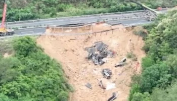 Число погибших при обрушении трассы в Китае выросло до 36 человек