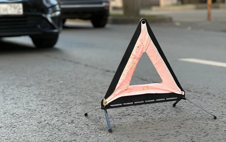 Три автомобиля столкнулись в Бутове, один из них загорелся Три автомобиля столкнулись в Бутове, один из них загорелся