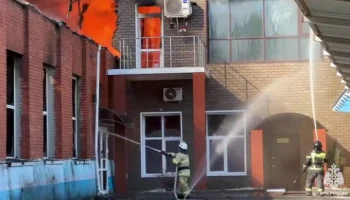 Кровля склада загорелась на 600 "квадратах" в Челябинской области