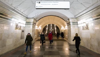 Поезда по красной ветке метро следуют в соответствии с графиком