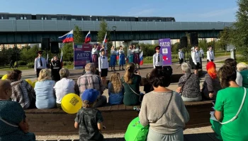 Депутаты Мосгордумы поздравили жителей ЮЗАО с Днем флага