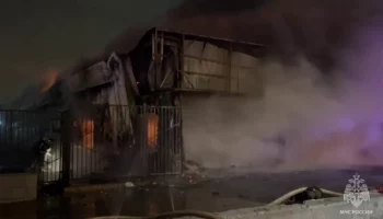 Мебельный магазин загорелся на юге Москвы