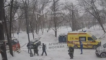 Порыв ветра повредил оконную раму в доме на проспекте Мира в Москве