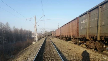 В Забайкалье 20 вагонов грузового поезда сошли с путей после столкновения с авто