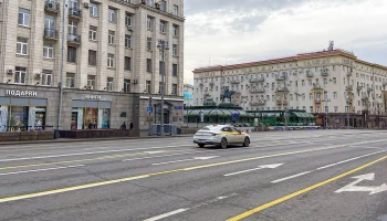 Временную разметку для техники нанесли на Тверской улице к параду Победы