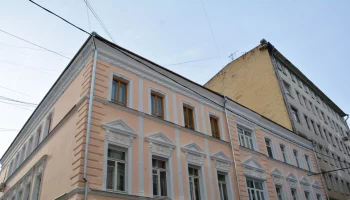 Специалисты провели капремонт дома в стиле неоклассицизм в Казарменном переулке