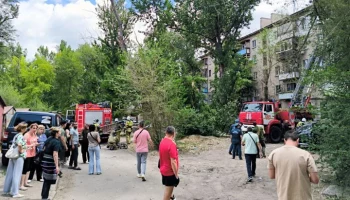 ТАСС: спасатели достали первого пострадавшего из-под завалов многоэтажки в Луганске