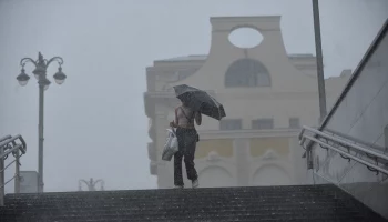 Дождь с грозой и усилением ветра ожидаются в Москве до конца дня