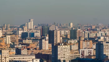 Капитальный ремонт крыш жилых домов начался в Москве